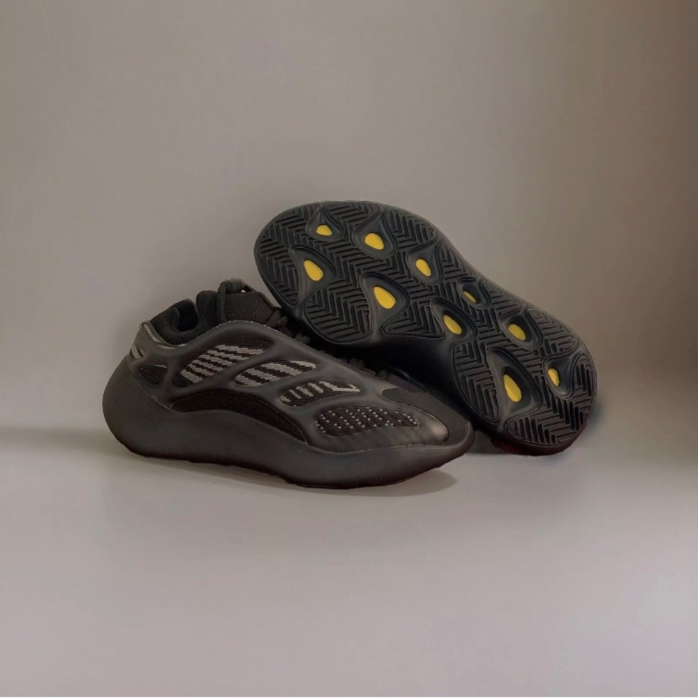 Yeezy 700 V3 Dark Glow Men’s size 6.5